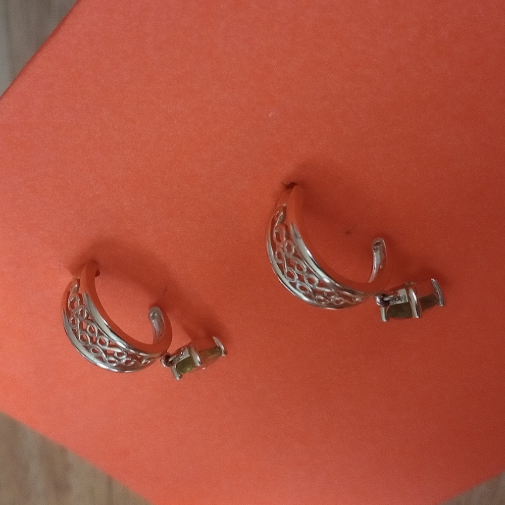 Genuine Peridot 14kt gold half hoop earrings - Picture 5 of 7